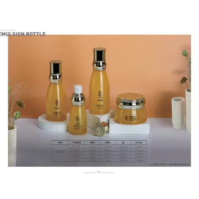 Bộ chai + hũ thủy tinh vàng hổ phách nắp vàng – mã NXG0153
