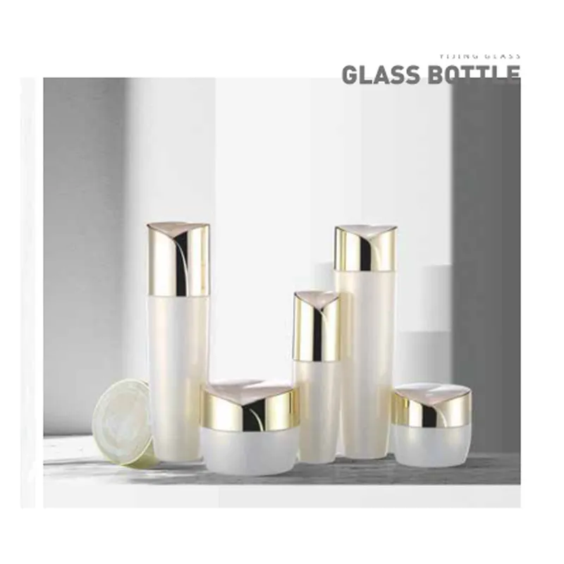 Bộ chai + hũ thủy tinh trắng ngọc nắp vàng – mẫu 2 – mã NXG0435