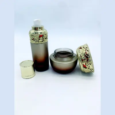 Bộ chai xịt thủy tinh + hũ kem nâu nắp vàng hoa văn 120ml – mã NXG0615
