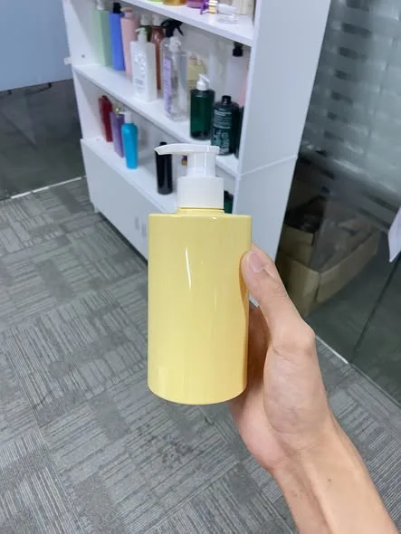 Chai nhựa vòi bơm màu vàng pastel ảnh thực tế tại kho