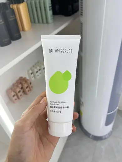Tuýp kem dưỡng thể màu trắng in logo nắp vặn