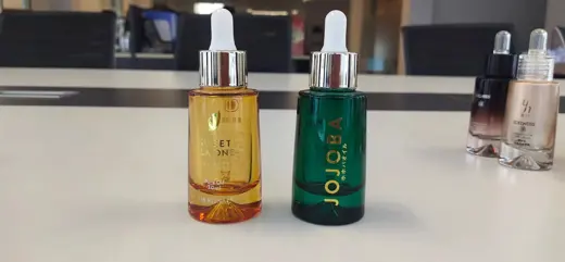 Chai serum thủy tinh nhỏ giọt màu hổ phách và xanh lá
