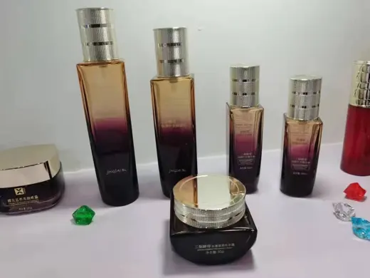 Bộ chai thủy tinh nâu chuyển màu và hũ kem đen