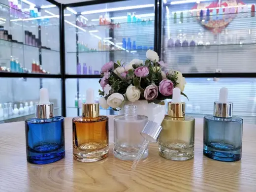 Chai tinh dầu nhỏ giọt thủy tinh nhiều màu tại showroom