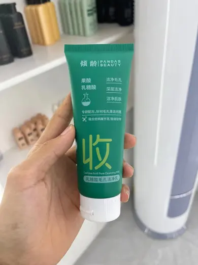 Tuýp nhựa xanh lá in chữ cầm trên tay