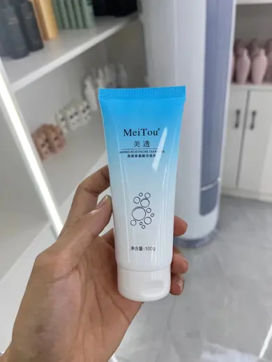 Tuýp nhựa xanh dương in logo cầm trên tay