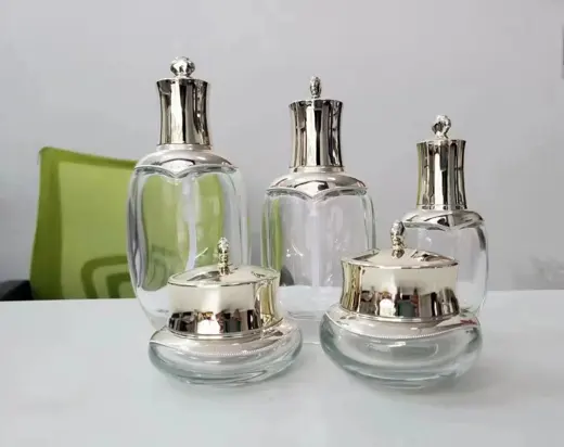 Bộ chai và hũ thủy tinh trong nắp bạc dáng vương miện